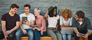 Sitzende Menschengruppe mit mobilen Endger�ten