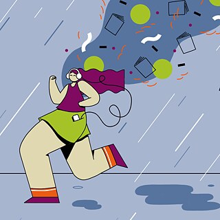 Eine Frau h�rt digitale Medien der Onleihe und l�uft im Regen an wartenden Menschen an der Bushaltestelle vorbei.