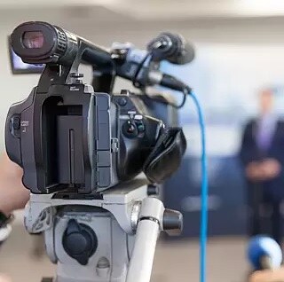R�ckansicht auf eine Videokamera im Studio. 